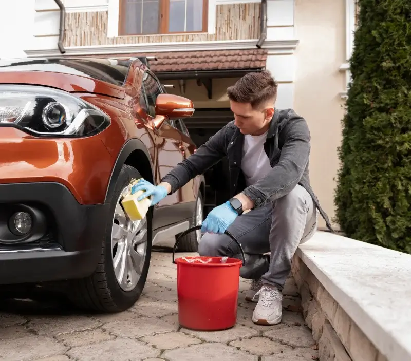 Lavage auto à domicile Menthonnex-en-Bornes : professionnel intervenant sur un véhicule